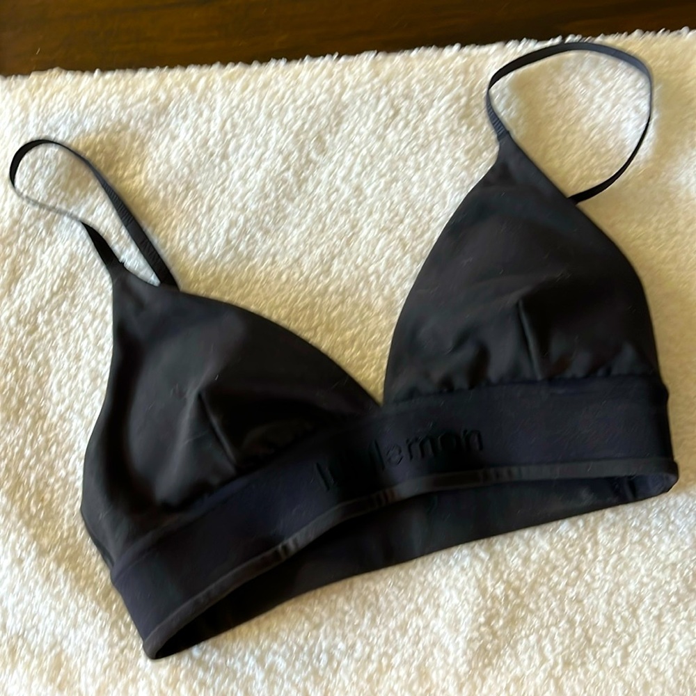 Lululemon sports bra size 4. Like new!!